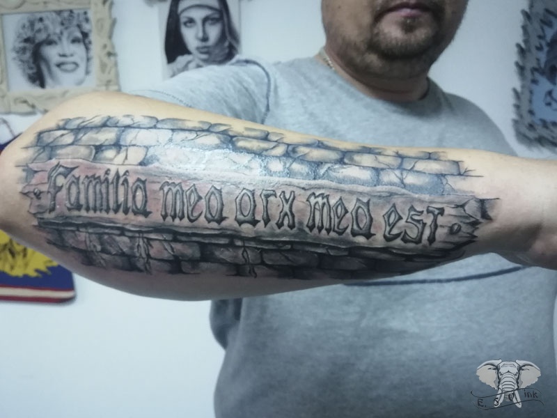 Надписи на татуировках в тату-студии Сергея Елисеева