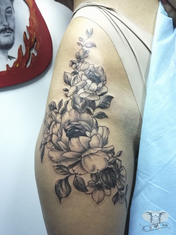 Татуировка «Цветы на бедре»