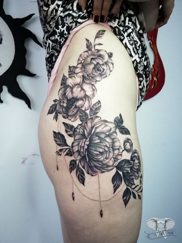 Татуировка «цветы на бедре»